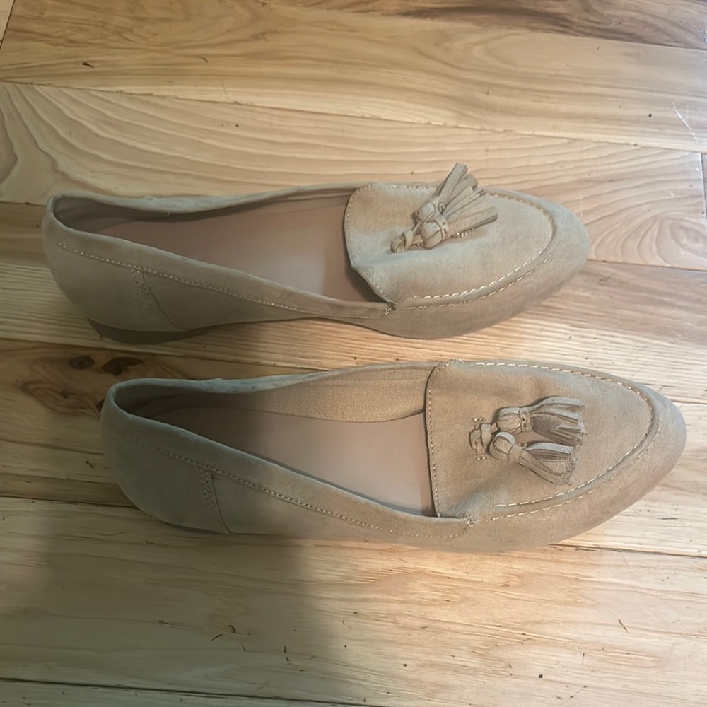 FIONI Clothing Tan Flats with Tassels - Picture 2 of 5